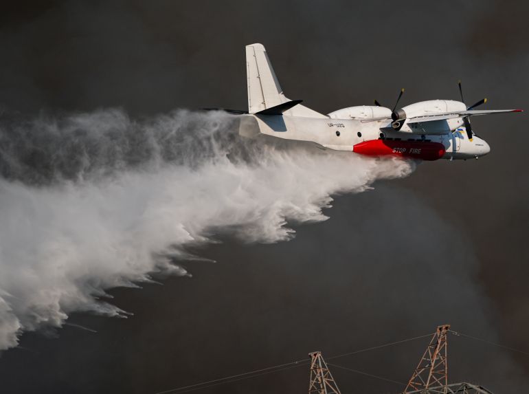 MANISA, TURKIYE - JULY 23: Aircrafts drops water over a forest fire in the Kayapinar neighborhood of Yunusemre district, as efforts continue from both air and ground to contain the blaze in Manisa, Turkiye on July 23, 2025. ( Berkan Çetin - Anadolu Agency )