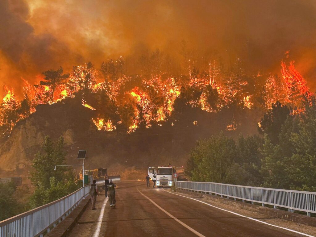 ‘Apocalypse’: Turkiye wildfires reach key northwest city as hundreds flee ‘Apocalypse’: Turkiye wildfires reach key northwest city as hundreds flee