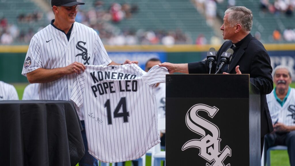 From one 14 to another, White Sox great Konerko gets gift from Pope Leo XIV in honor of 2005 title From one 14 to another, White Sox great Konerko gets gift from Pope Leo XIV in honor of 2005 title