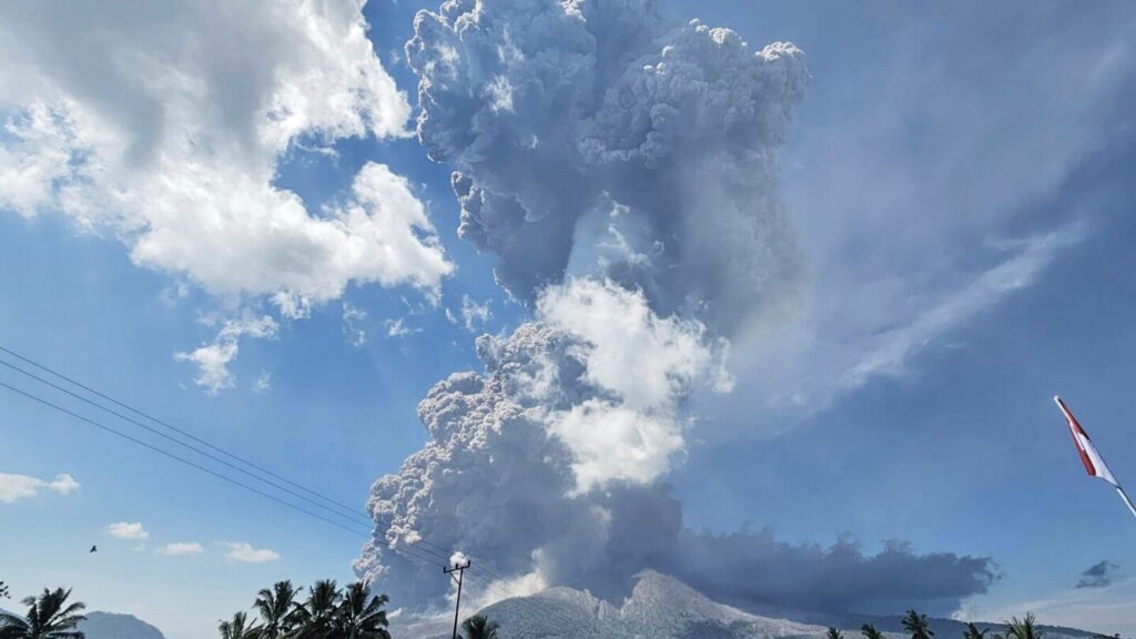 Indonesia’s Mount Lewotobi Laki Laki volcano erupts, sending ash cloud 11 miles in the air Indonesia's Mount Lewotobi Laki Laki volcano erupts, sending ash cloud 11 miles in the air