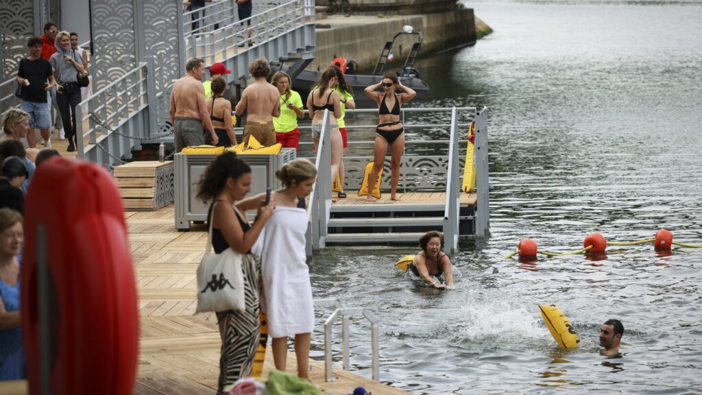 Joyful Parisians take a historic plunge into the Seine after 100 years Joyful Parisians take a historic plunge into the Seine after 100 years