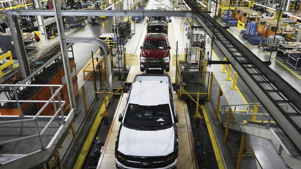 New tax break for auto loans could save some buyers thousands of dollars. But will it boost sales? New tax break for auto loans could save some buyers thousands of dollars. But will it boost sales?