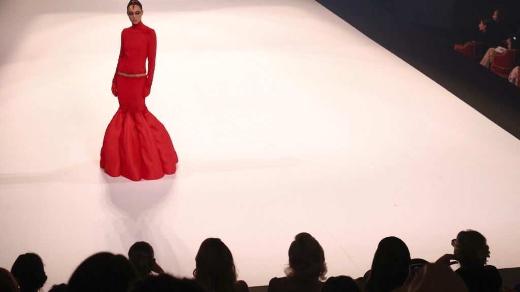 Stéphane Rolland lets couture speak for itself with space-age glamor Stéphane Rolland lets couture speak for itself with space-age glamor