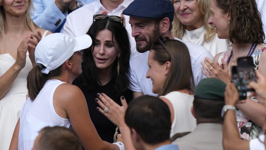The One Where Iga Swiatek Got A Hug from Courteney Cox After Winning Wimbledon The One Where Iga Swiatek Got A Hug from Courteney Cox After Winning Wimbledon