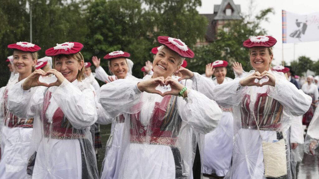 Thousands of voices unite in song at traditional choir festival celebrating Estonia’s culture Thousands of voices unite in song at traditional choir festival celebrating Estonia's culture