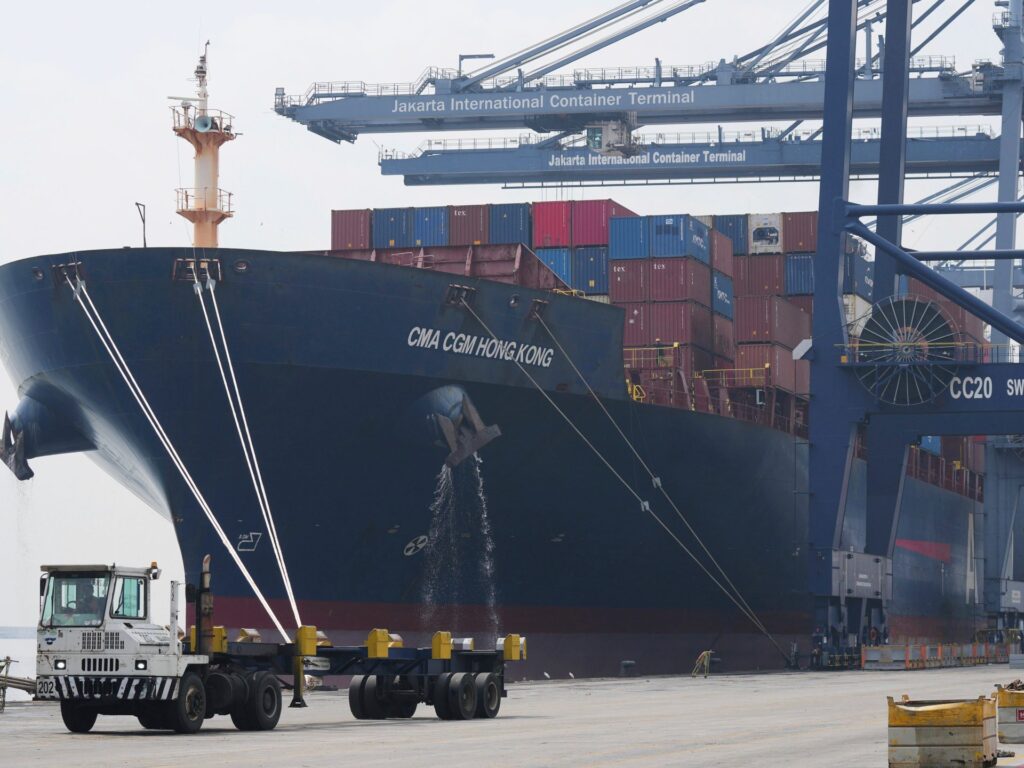 Trump issues new tariffs for six countries, including Iraq and the Philippines Trump issues new tariffs for six countries, including Iraq and the Philippines