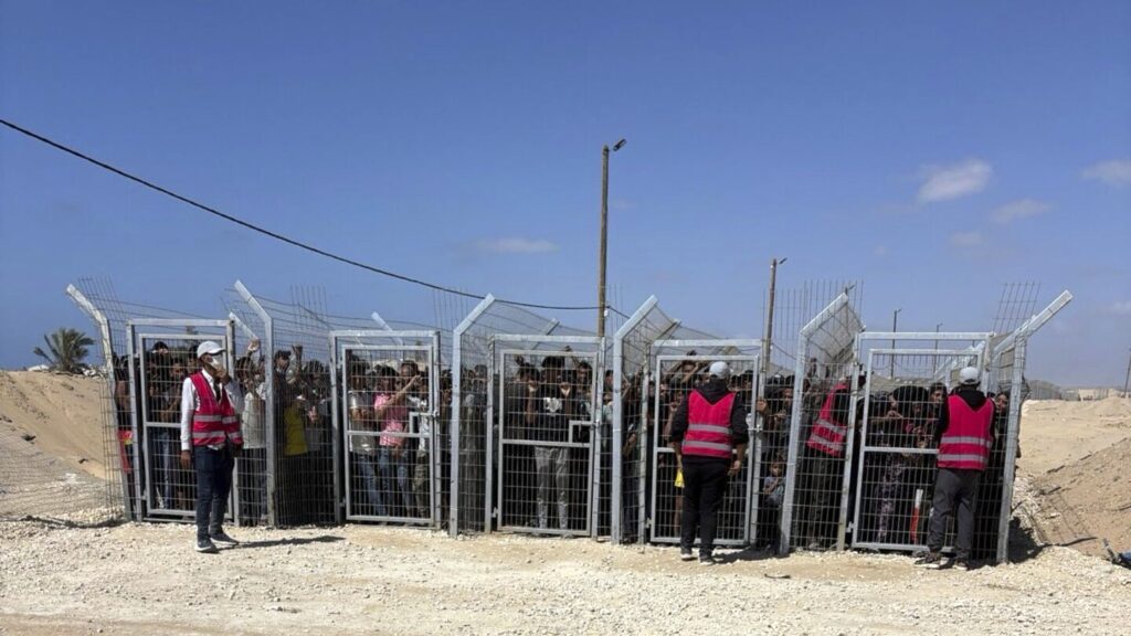 US contractors say their colleagues are firing live ammo as Palestinians seek food in Gaza US contractors say their colleagues are firing live ammo as Palestinians seek food in Gaza