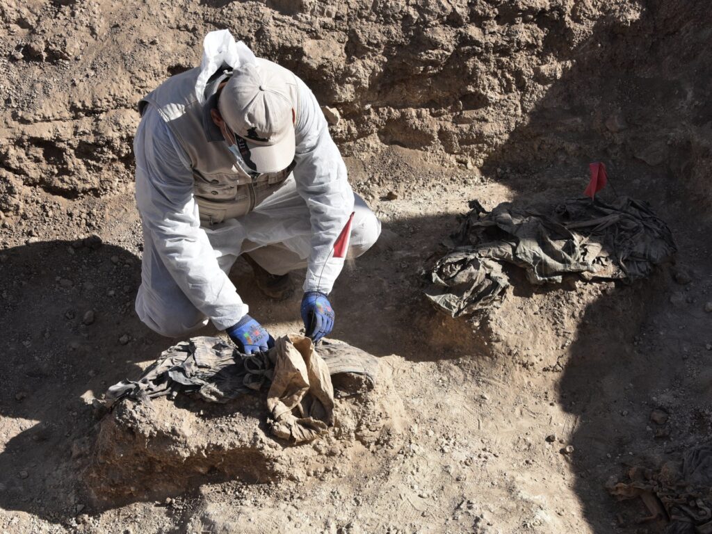 Iraq starts mass grave excavation from ISIL (ISIS) carnage south of Mosul Iraq starts mass grave excavation from ISIL (ISIS) carnage south of Mosul