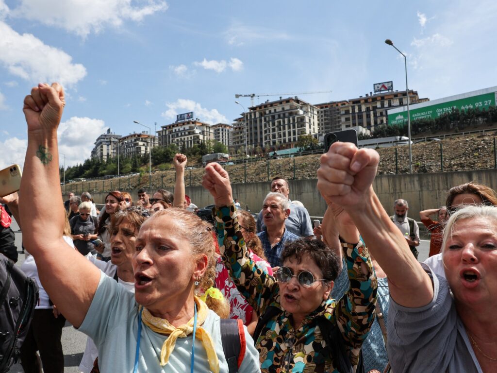 Turkiye’s opposition CHP supporters clash with police outside Istanbul HQ Turkiye’s opposition CHP supporters clash with police outside Istanbul HQ