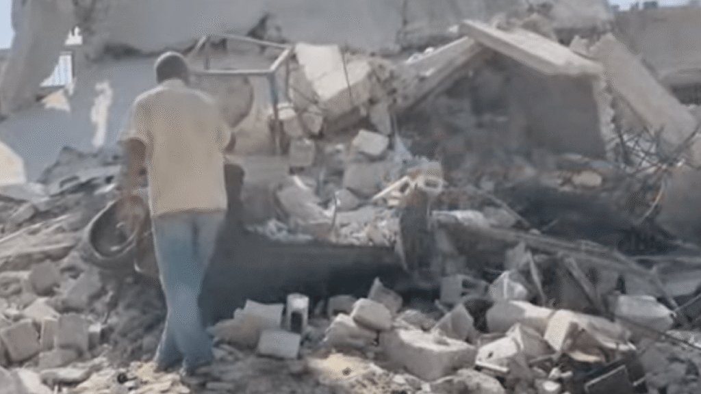 Gaza returnee places family tent over unexploded Israeli bomb Gaza returnee places family tent over unexploded Israeli bomb