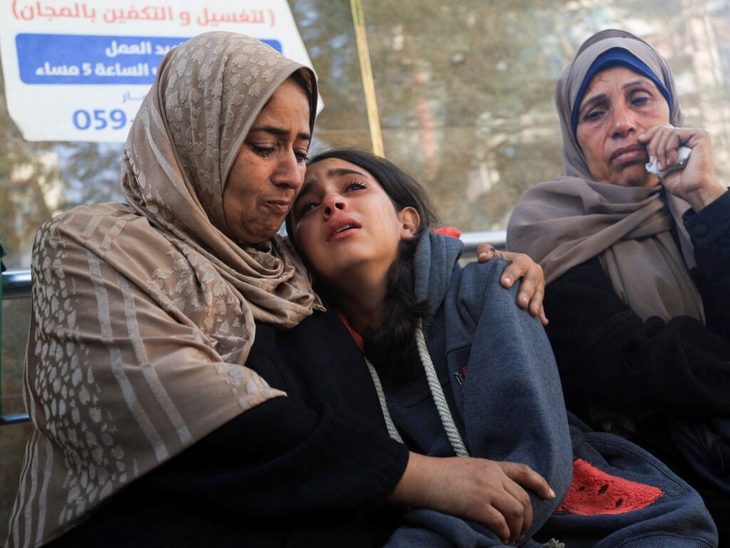 Palestinians ‘squeezed’ as Israel moves beyond ‘yellow line’ in Gaza City Palestinians ‘squeezed’ as Israel moves beyond ‘yellow line’ in Gaza City