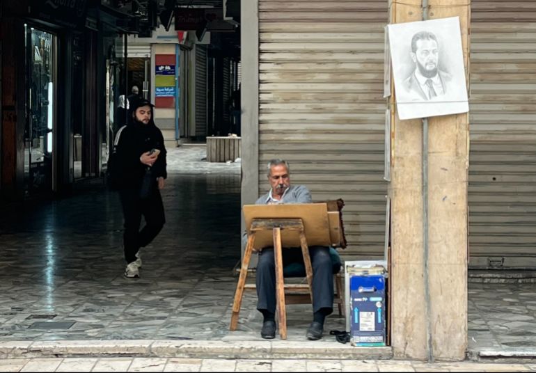 A street artist in the al-Salhiye souk in Damascus. [Justin Salhani/media]