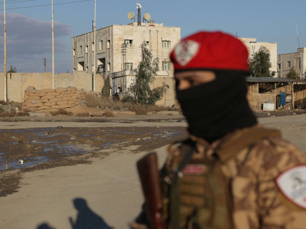 ISIL fighters flee jail as Syrian army clashes with Kurdish-led SDF ISIL fighters flee jail as Syrian army clashes with Kurdish-led SDF