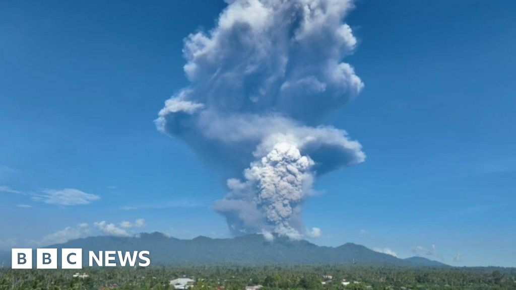 Three dead after volcano erupts on Indonesian islandOfficials had previously issued warnings on climbing the active volcano due to safety concerns. Three dead after volcano erupts on Indonesian islandOfficials had previously issued warnings on climbing the active volcano due to safety concerns. 6 hrs agoAsia