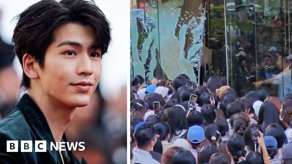 Watch: Glass doors break as fans scramble to see Pursuit of Jade starHuge crowds formed outside a shopping centre in China to see actor Zhang Linghe.13 hrs agoAsia Watch: Glass doors break as fans scramble to see Pursuit of Jade starHuge crowds formed outside a shopping centre in China to see actor Zhang Linghe.13 hrs agoAsia