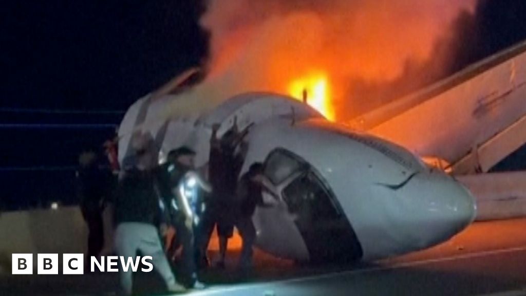 Bystanders smash windows of private jet to rescue passengers after crashOne of the six people on board died in the crash, a local official said. The five survivors were taken to hospital and are in a stable condition.8 hrs agoUS & Canada Bystanders smash windows of private jet to rescue passengers after crashOne of the six people on board died in the crash, a local official said. The five survivors were taken to hospital and are in a stable condition.8 hrs agoUS & Canada