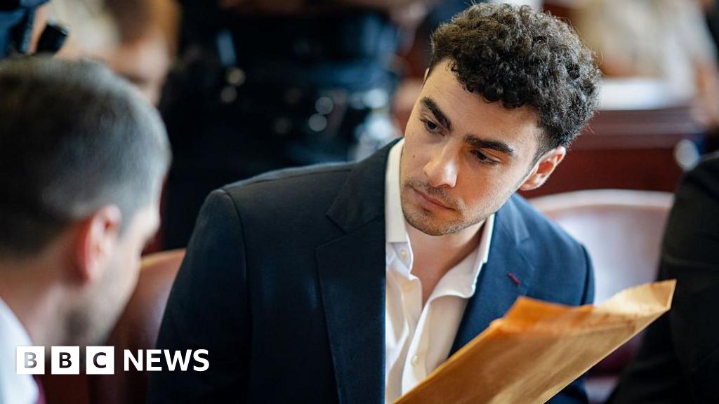 Mangione's lawyers reverse course on psychiatric defence in state murder trialThe defence team reverse course a day after saying they would argue he suffered "extreme emotional disturbance".15 mins agoUS & Canada Mangione's lawyers reverse course on psychiatric defence in state murder trialThe defence team reverse course a day after saying they would argue he suffered "extreme emotional disturbance".15 mins agoUS & Canada