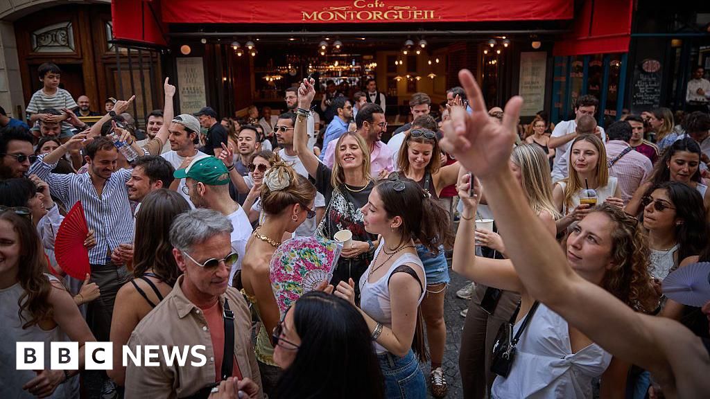 France bans alcohol consumption at music festival events under red heatwave alertThe annual Fête de la Musique celebrations draw millions to the streets but the most serious heatwave warnings have been issued for 35 of the country's departments.4 hrs agoEurope France bans alcohol consumption at music festival events under red heatwave alertThe annual Fête de la Musique celebrations draw millions to the streets but the most serious heatwave warnings have been issued for 35 of the country's departments.4 hrs agoEurope
