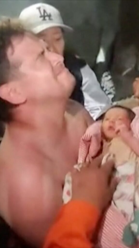 Newborn baby rescued from Venezuela earthquake rubbleTwo powerful earthquakes rocked Venezuela within seconds of each other on Wednesday, killing at least 920 people.42 mins ago Newborn baby rescued from Venezuela earthquake rubbleTwo powerful earthquakes rocked Venezuela within seconds of each other on Wednesday, killing at least 920 people.42 mins ago
