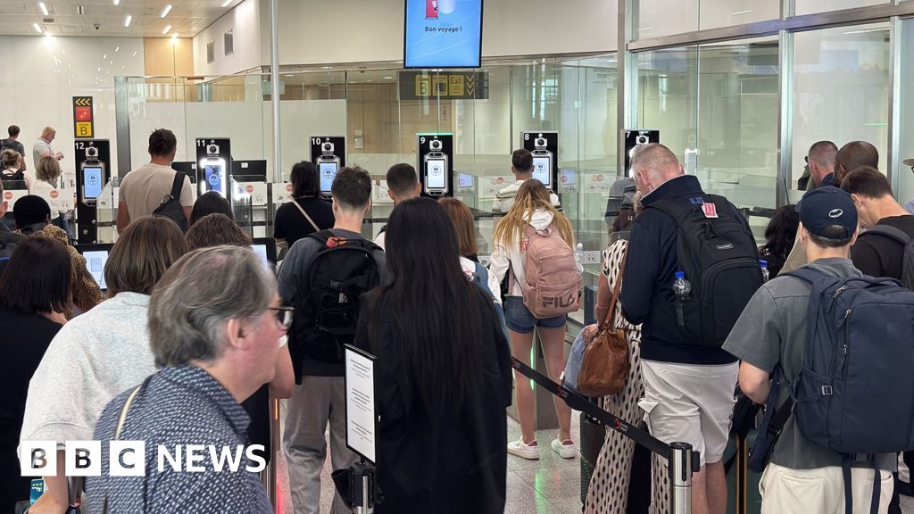 EU border delays 'not bearable' over summer, warns airport bossHolidaymakers face long waits under the EU's new Entry-Exit System, the head of Berlin's airport says.2 hrs agoBusiness EU border delays 'not bearable' over summer, warns airport bossHolidaymakers face long waits under the EU's new Entry-Exit System, the head of Berlin's airport says.2 hrs agoBusiness