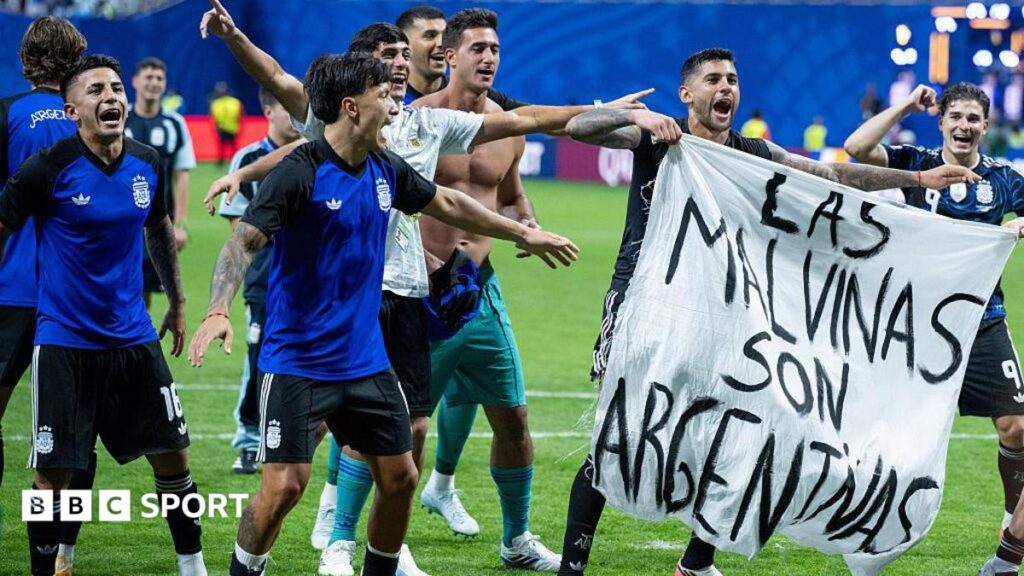 Fifa 'assessing reports' over Falklands bannerFifa is "assessing the match reports" before deciding whether to punish Argentina after players held a banner in support of their country's claims to the Falkland Islands.1 hr agoWorld Cup