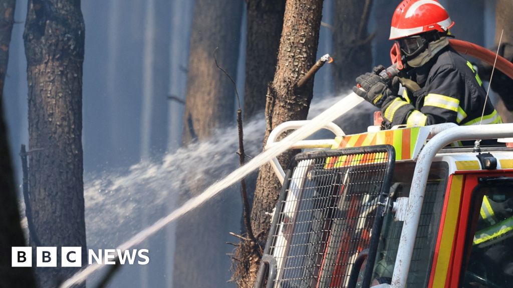 France fire crews face searing heat in battle to contain flamesFirefighters are battling flare-ups in 40C heat, as some locals have refused to heed evacuations in the Gironde region.26 mins agoEurope France fire crews face searing heat in battle to contain flamesFirefighters are battling flare-ups in 40C heat, as some locals have refused to heed evacuations in the Gironde region.26 mins agoEurope