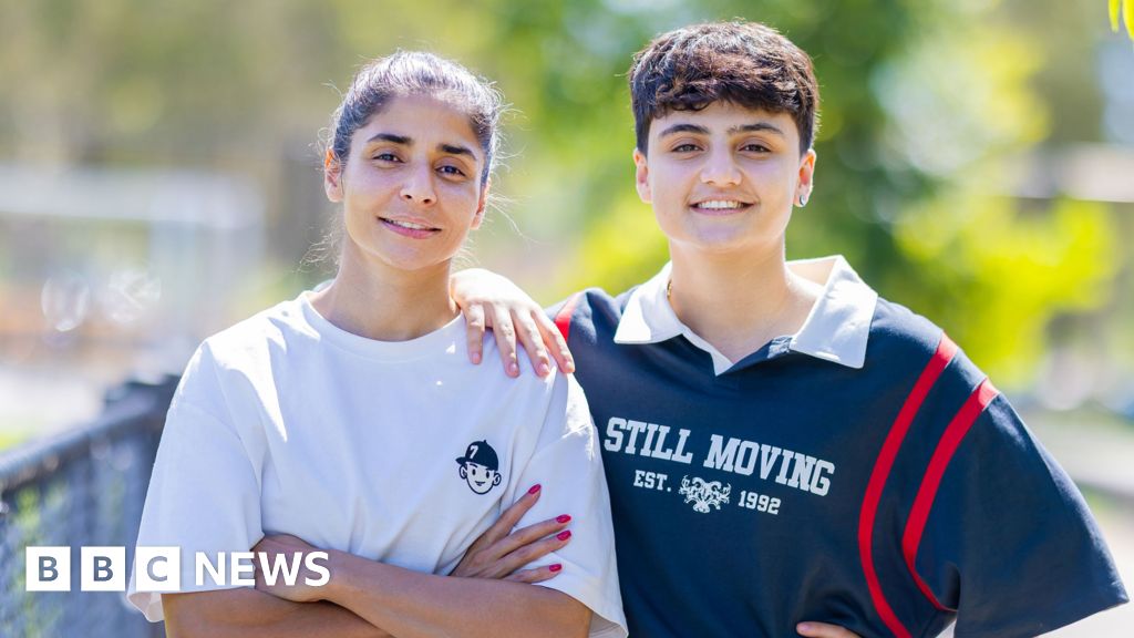 Iranian footballers who defied Tehran become Australian citizensThere were among seven to be granted humanitarian visas while playing in Australia – but the other five changed their minds and returned to Iran.1 hr agoWorld Iranian footballers who defied Tehran become Australian citizensThere were among seven to be granted humanitarian visas while playing in Australia - but the other five changed their minds and returned to Iran.1 hr agoWorld