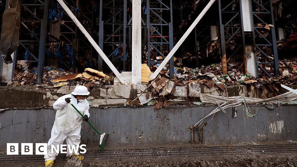 Tonnes of rotting food from vast LA warehouse fire creates unbearable stenchA fire destroyed a warehouse, leaving heaps of rotting chicken, poultry and fish to attract flies and rats.7 hrs agoUS & Canada Tonnes of rotting food from vast LA warehouse fire creates unbearable stenchA fire destroyed a warehouse, leaving heaps of rotting chicken, poultry and fish to attract flies and rats.7 hrs agoUS & Canada