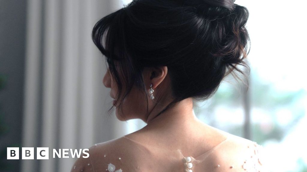 The lonely Chinese men being conned by fake brides"Flash marriage" scams are an extreme symptom of a demographic crisis long in the making in China.3 hrs agoAsia The lonely Chinese men being conned by fake brides"Flash marriage" scams are an extreme symptom of a demographic crisis long in the making in China.3 hrs agoAsia