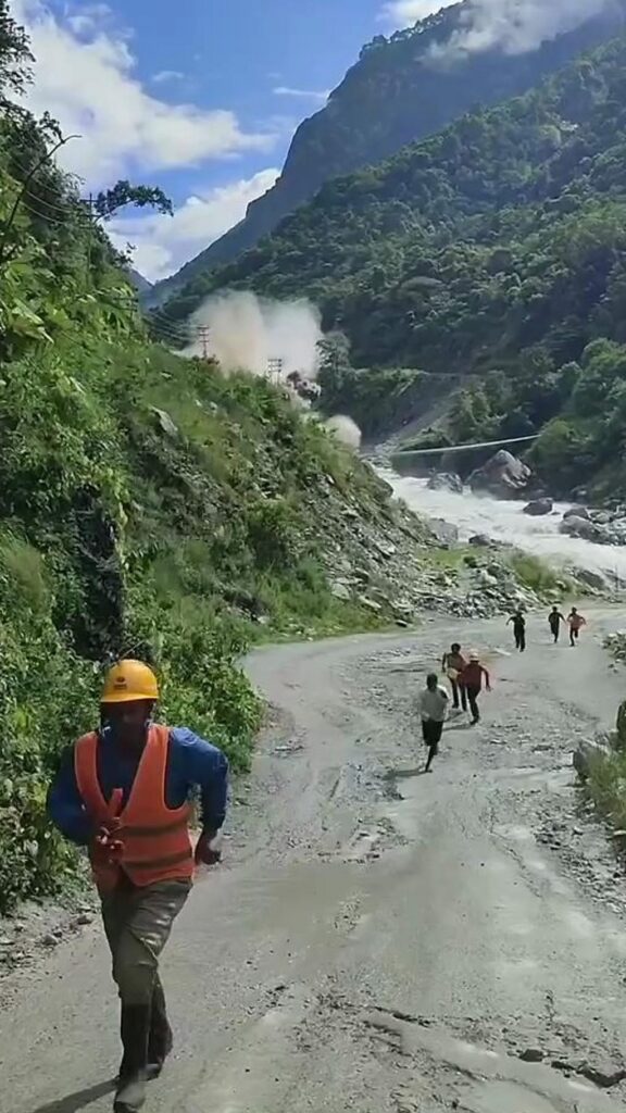 Construction worker films moment he escapes floodsVideo posted to social media shows a group of construction workers running away as water crashes though a valley.6 hrs ago Construction worker films moment he escapes floodsVideo posted to social media shows a group of construction workers running away as water crashes though a valley.6 hrs ago