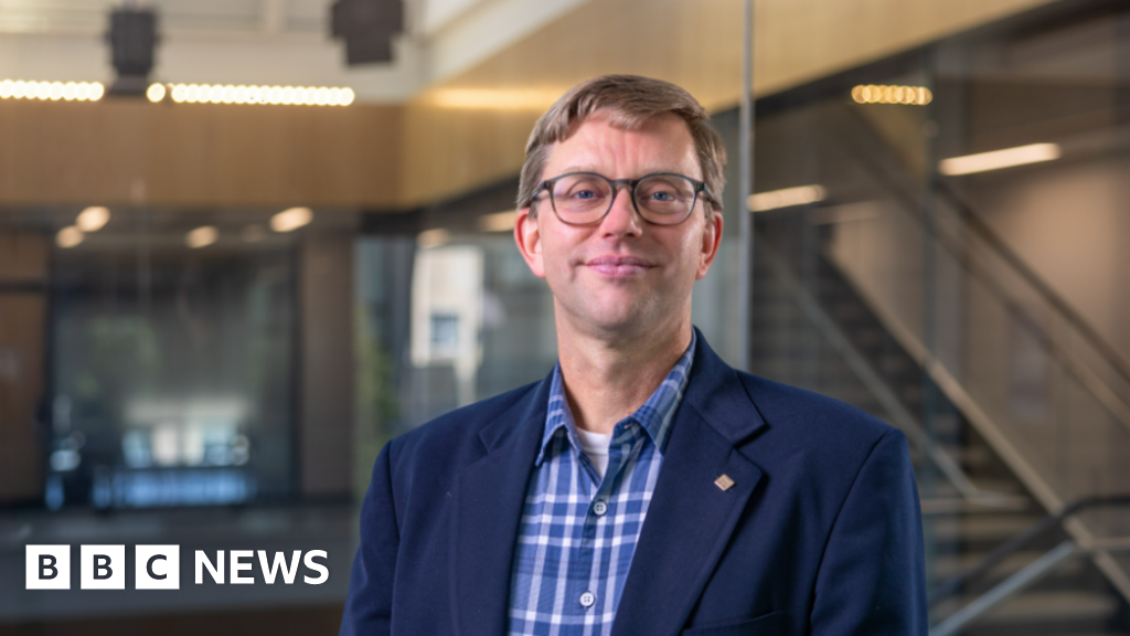 Canada poaches dozens of top US researchers for its universitiesResearchers in fields like climate and medicine are being lured north by new research funding. 15 hrs agoUS & Canada Canada poaches dozens of top US researchers for its universitiesResearchers in fields like climate and medicine are being lured north by new research funding. 15 hrs agoUS & Canada