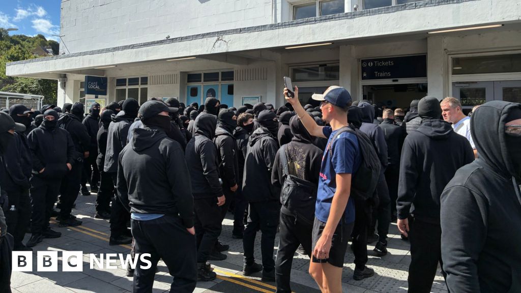 Police slow to respond to protest at UK port, says council bossThe "exceptionally well organised" protest "caught several agencies on the hoof", the leader says.10 hrs agoKent Police slow to respond to protest at UK port, says council bossThe "exceptionally well organised" protest "caught several agencies on the hoof", the leader says.10 hrs agoKent