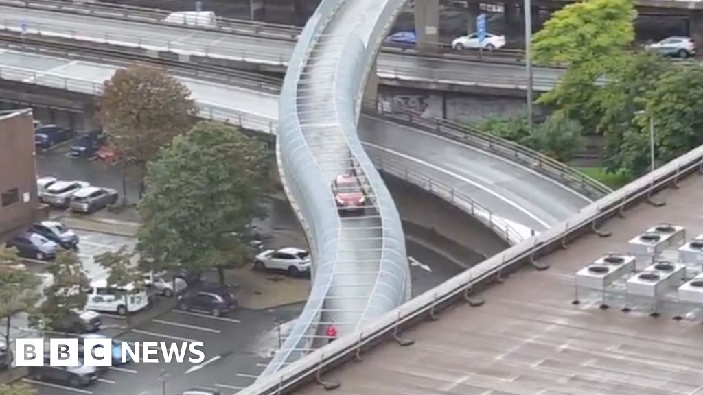 Watch: Car makes wrong turn onto Glasgow footbridgePedestrians hoping to cross Anderston Footbridge in central Glasgow on Monday were held up after a car took a wrong turn and crossed over the bridge.50 mins agoGlasgow & West Scotland Watch: Car makes wrong turn onto Glasgow footbridgePedestrians hoping to cross Anderston Footbridge in central Glasgow on Monday were held up after a car took a wrong turn and crossed over the bridge.50 mins agoGlasgow & West Scotland