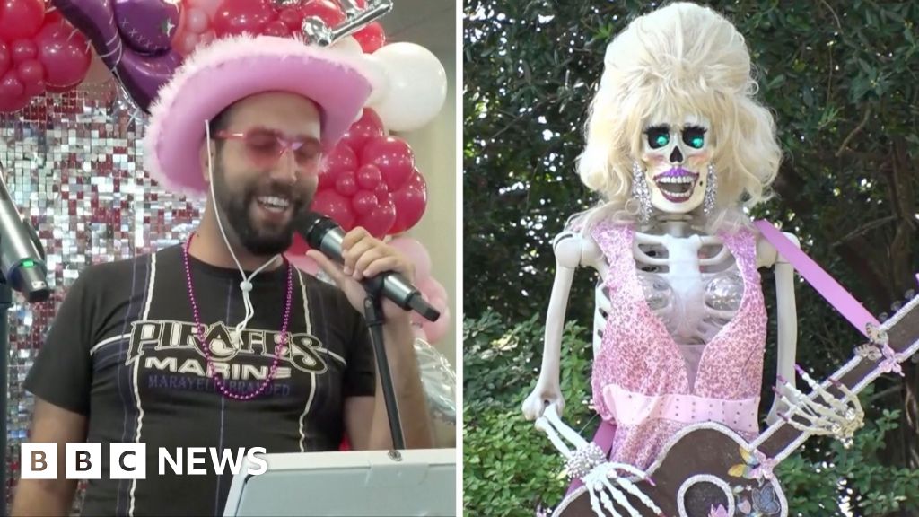 Watch: Karaoke and butterflies – US cities celebrate Dolly Parton DayThe day is observed on 25 September, or 9/25, as a nod to the late Queen of Country's hit song 9 to 5.7 hrs agoUS & Canada Watch: Karaoke and butterflies - US cities celebrate Dolly Parton DayThe day is observed on 25 September, or 9/25, as a nod to the late Queen of Country's hit song 9 to 5.7 hrs agoUS & Canada