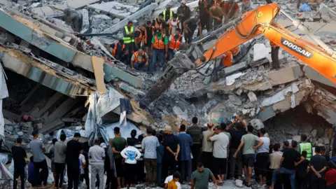 Reuters Gaza Civil Defence first responders attempt to rescue people trapped beneath the rubble of a war-damaged residential building that collapsed in Gaza City (16 September 2026)