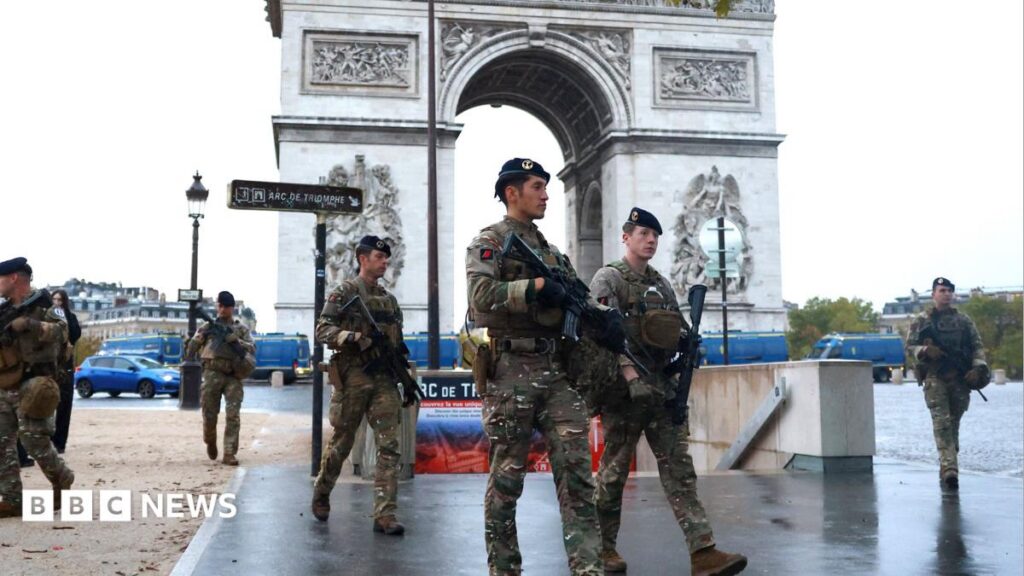 LIVEFrench police arrest 135 people, says minister, as protests take place across country Shopfronts are boarded up, some tourist spots are shut and the capital has closed a number of metro stations. LIVEFrench police arrest 135 people, says minister, as protests take place across country Shopfronts are boarded up, some tourist spots are shut and the capital has closed a number of metro stations.