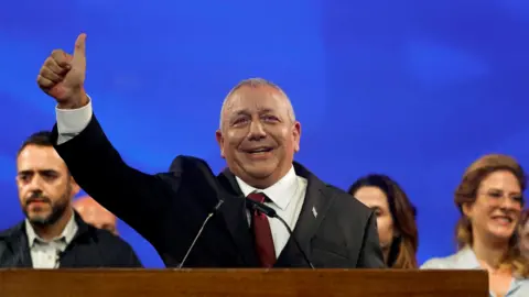 Reuters Gadi Eisenkot, leader of the Yashar party, gives a thumbs up at his Yashar party's headquarters in Tel Aviv (28 October 2026)