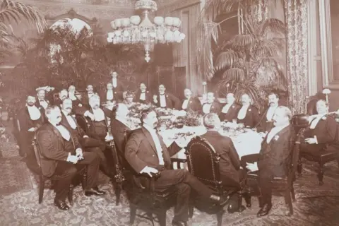 Hulton Archive/Getty Images Party dining at Sherry's Restaurant on Fifth Avenue and 44th Street, New York, circa 1900. 