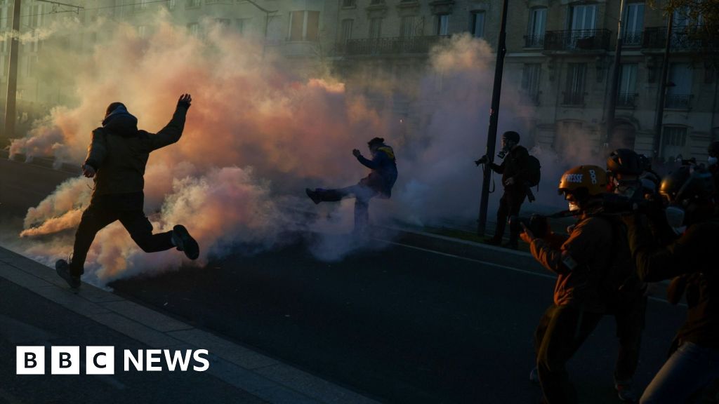 Clashes erupt between police and protesters in ParisOver 320,000 people protested around France in a third weekend of demonstrations against the rising cost of living and poor public services.57 mins agoEurope Clashes erupt between police and protesters in ParisOver 320,000 people protested around France in a third weekend of demonstrations against the rising cost of living and poor public services.57 mins agoEurope